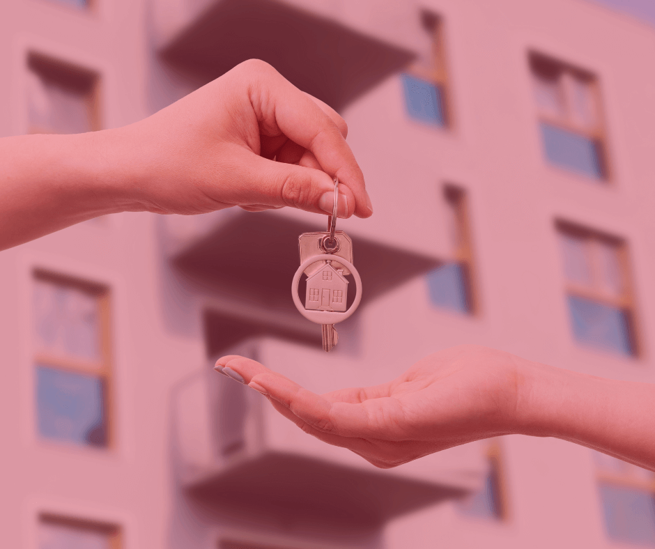 Registre des copropriétés : on donne une clef à quelqu'un devant un immeuble